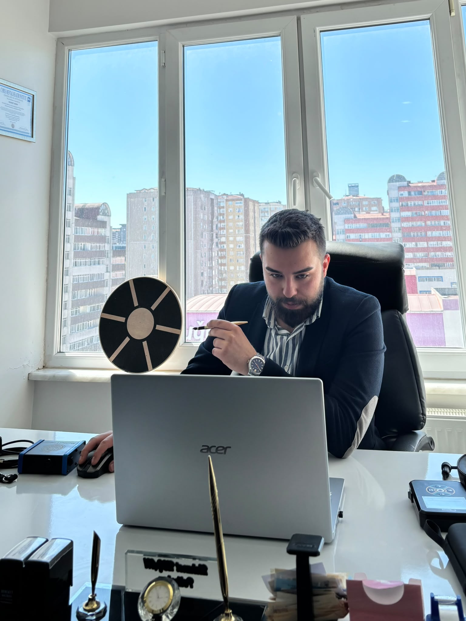Fizyoterapist Turgay Mersin, kliniğindeki çalışma masasında